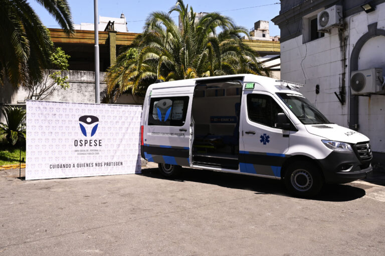 Entrega de Ambulancia para Uso de la Policía en Operativos